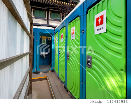 屋外に設置された仮設トイレ 112413958