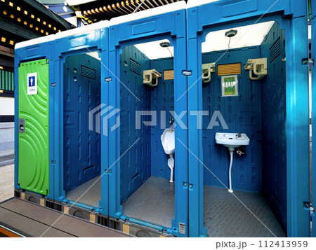 屋外に設置された仮設トイレ 屋外に設置された仮設トイレ 112413959