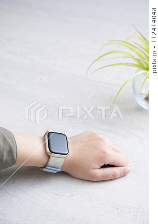 スマートウオッチを着けた女性の手 112414048