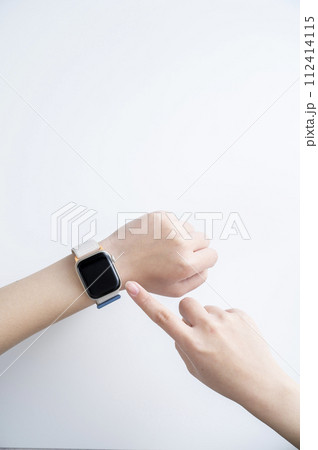 スマートウオッチを着けた女性の手 112414115