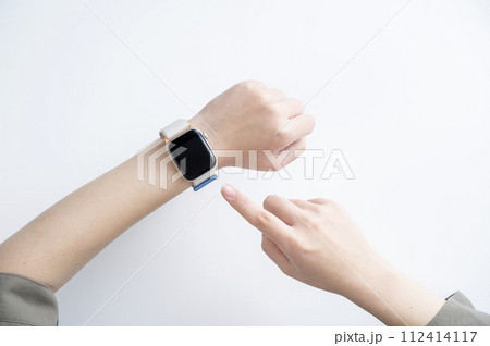 スマートウォッチを着けた女性の手 112414117