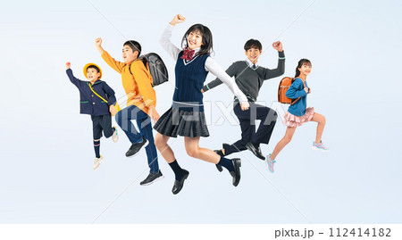 ジャンプする子供達のグループ　小中学生・幼稚園児 112414182