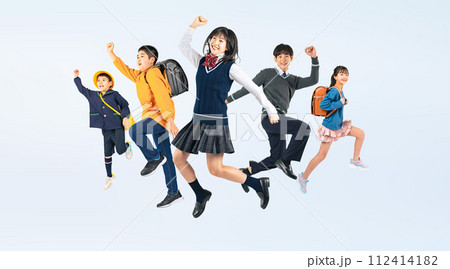 ジャンプする子供達のグループ 小中学生・幼稚園児 ジャンプする子供達のグループ 小中学生・幼稚園児 112414182