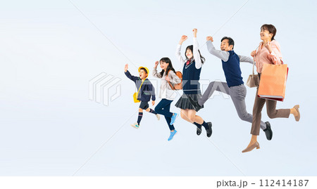 ジャンプする子供と両親のファミリーイメージ 112414187