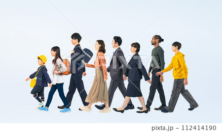 歩く様々な世代や国籍の人々 歩く様々な世代や国籍の人々 112414190