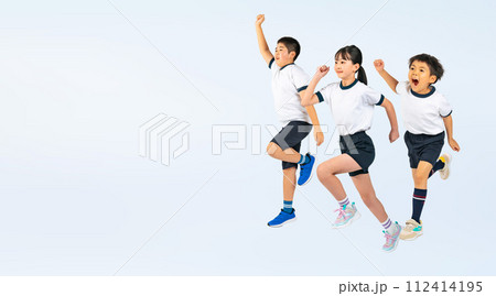走り出す体操服を着た子供達 112414195
