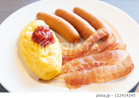 美味しい朝食のオムレツ、ソーセージ、ベーコン 美味しい朝食のオムレツ、ソーセージ、ベーコン 112414245