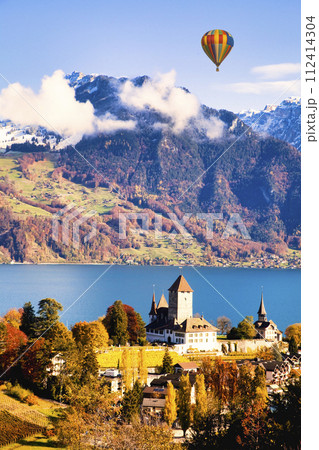 シュピッツ城とチューン湖の美しい秋景色 112414304