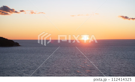 伊豆半島　土肥海水浴場からの1月の夕日 112414325