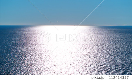 伊豆半島 御浜海水浴場からみた太陽が反射した海面 1月 伊豆半島 御浜海水浴場からみた太陽が反射した海面 1月 112414337