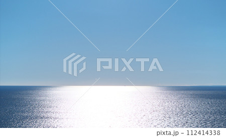 伊豆半島 御浜海水浴場からみた太陽が反射した海面 1月 伊豆半島 御浜海水浴場からみた太陽が反射した海面 1月 112414338