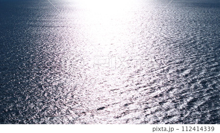 伊豆半島　御浜海水浴場からみた太陽が反射した海面　1月 112414339