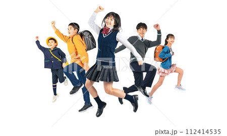 ジャンプする子供達のグループ　小中学生・幼稚園児　手作業で精密に切り抜いた背景透過全身写真PNG 112414535
