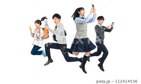 スマホを使いながらジャンプする学生のグループ　手作業で精密に切り抜いた背景透過全身写真PNG 112414536