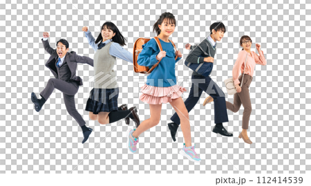 ジャンプする子供と両親のファミリーイメージ　手作業で精密に切り抜いた背景透過全身写真PNG 112414539