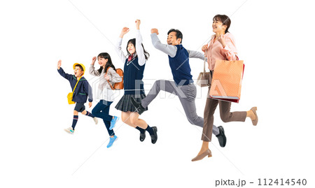 ジャンプする子供と両親のファミリーイメージ　手作業で精密に切り抜いた背景透過全身写真PNG 112414540