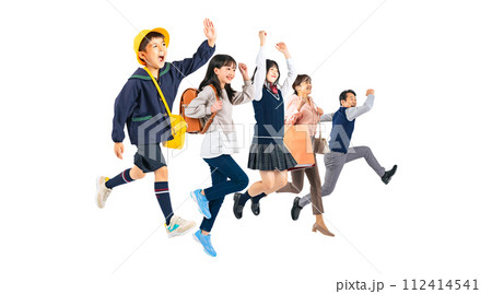 ジャンプする子供と両親のファミリーイメージ　手作業で精密に切り抜いた背景透過全身写真PNG 112414541