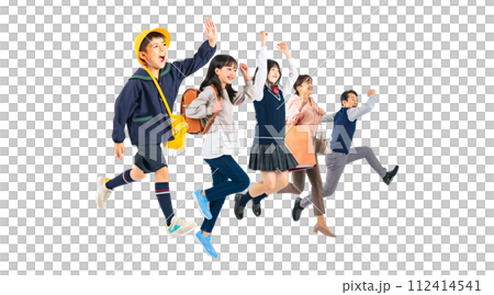 ジャンプする子供と両親のファミリーイメージ　手作業で精密に切り抜いた背景透過全身写真PNG 112414541