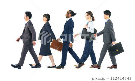 歩く多国籍のビジネスパーソンのグループ　手作業で精密に切り抜いた背景透過全身写真PNG 112414542