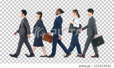 歩く多国籍のビジネスパーソンのグループ　手作業で精密に切り抜いた背景透過全身写真PNG 112414542