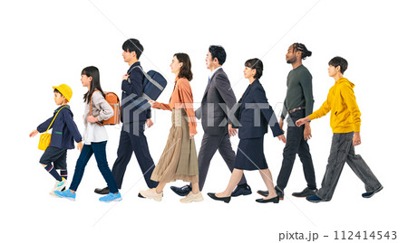 歩く様々な世代や国籍の人々　手作業で精密に切り抜いた背景透過全身写真PNG 112414543