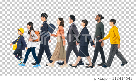 歩く様々な世代や国籍の人々　手作業で精密に切り抜いた背景透過全身写真PNG 112414543