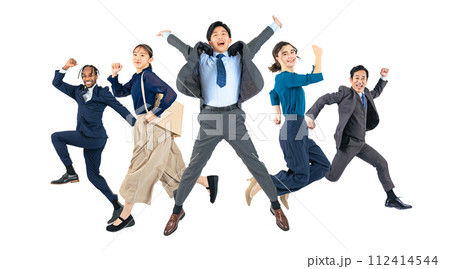 ジャンプする様々な世代や国籍のビジネスパーソン　手作業で精密に切り抜いた背景透過全身写真PNG 112414544