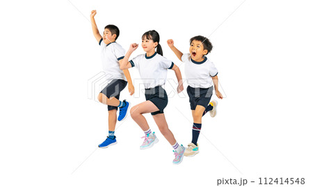 走り出す体操服を着た子供達　手作業で精密に切り抜いた背景透過全身写真PNG 112414548