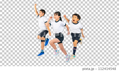 走り出す体操服を着た子供達　手作業で精密に切り抜いた背景透過全身写真PNG 112414548