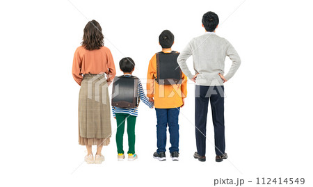 子供と両親の後ろ姿　ファミリーイメージ　手作業で精密に切り抜いた背景透過全身写真PNG 112414549