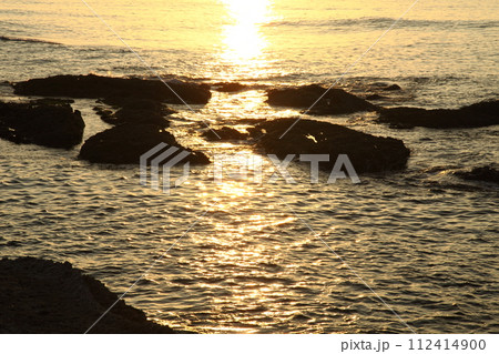 五色浜から見た夕日が浦の夕景 112414900