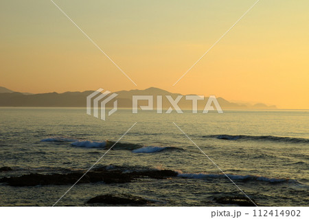 五色浜から見た夕日が浦の夕暮れ 五色浜から見た夕日が浦の夕暮れ 112414902