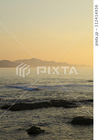 五色浜から見た夕日が浦の夕暮れ 112414936