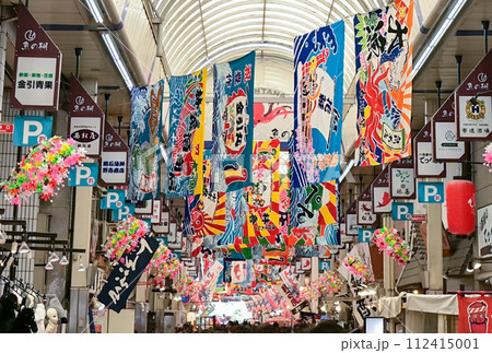 【兵庫・明石】魚の棚商店街。大漁旗が飾られた商店街、大勢の人で賑わい本場の明石焼も美味しかった。 【兵庫・明石】魚の棚商店街。大漁旗が飾られた商店街、大勢の人で賑わい本場の明石焼も美味しかった。 112415001
