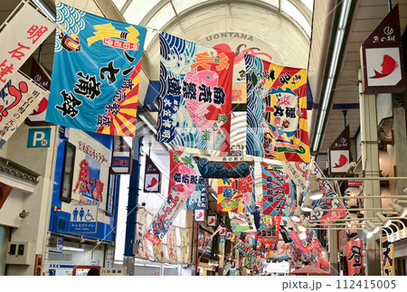 【兵庫・明石】魚の棚商店街。大漁旗が飾られた商店街、大勢の人で賑わい本場の明石焼も美味しかった。 112415005