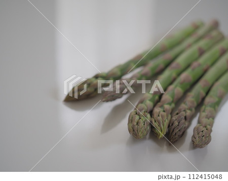 グリーンアスパラガス（数本・白背景） 112415048