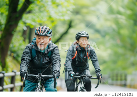 サイクリングを楽しむシニアたち AI画像 112415103