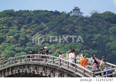 錦帯橋まつりの大名行列と岩国城 112415297