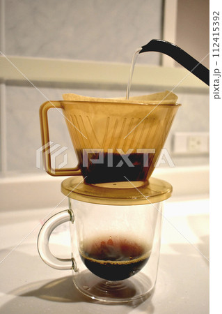 コーヒーを淹れる コーヒーを淹れる 112415392
