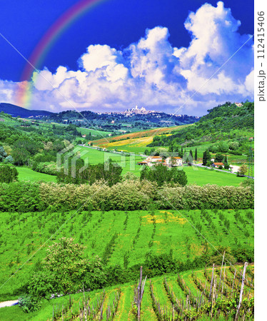 トスカーナ地方の美しい田園風景	 112415406