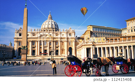 ヴァチィカン市国のサンピエトロ寺院上空を漂うバルーン ヴァチィカン市国のサンピエトロ寺院上空を漂うバルーン 112415408