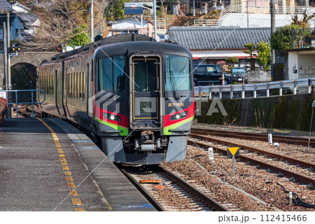 入線してきた四万十を走る特急列車 入線してきた四万十を走る特急列車 112415466