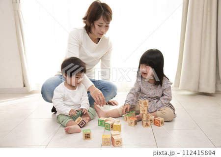 泣いてる子 遊び 乳児 積み木 泣いてる子 遊び 乳児 積み木 112415894
