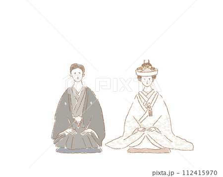 座布団の上で正座をし、正面を向く和装の新郎新婦（角隠し） 112415970
