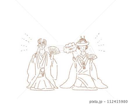 座布団の上で正座をし、フォトプロップスを持った笑顔で和装の新郎新婦(角隠し)、線画 座布団の上で正座をし、フォトプロップスを持った笑顔で和装の新郎新婦(角隠し)、線画 112415980