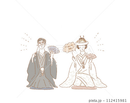 座布団の上で正座をし、フォトプロップスを持った笑顔で和装の新郎新婦(角隠し) 座布団の上で正座をし、フォトプロップスを持った笑顔で和装の新郎新婦(角隠し) 112415981