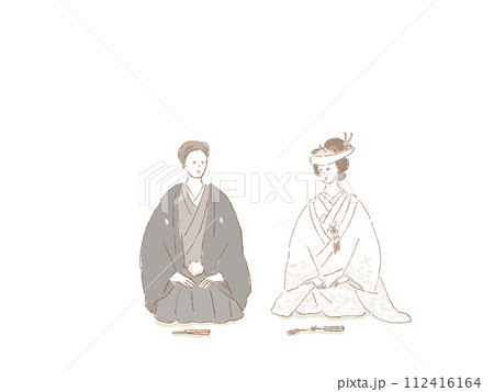 座布団の上で正座をし、笑顔で見つめ合う和装の新郎新婦（角隠し） 112416164