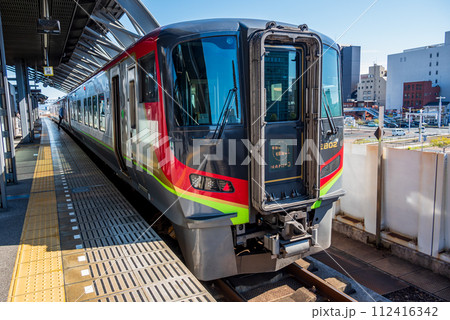 発車を待つ特急南風号 112416342