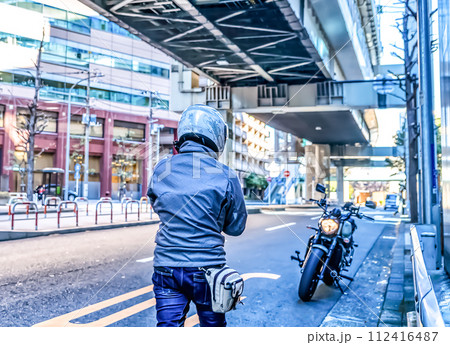 横浜市街をクルーザーバイクでドライブ 112416487