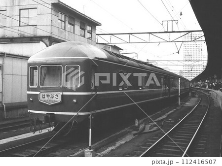 東京に停車する寝台特急はやぶさ号の20系客車 112416507